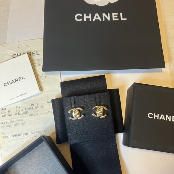 100% Authentic CHANEL 2022 CC Logo Turnlock Stud Earrings w/Receipt AB6172 - Picture 1 of 6